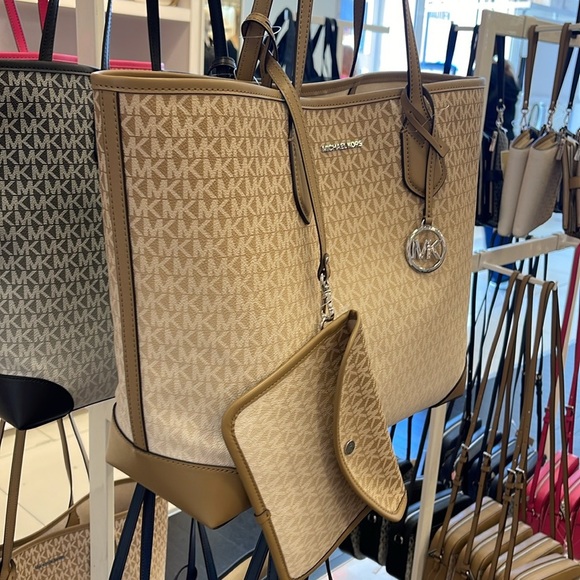 Michael Kors Eva Large Ombré Signature Logo Shoulder Tote Bag
Husk
NWT - Picture 7 of 16